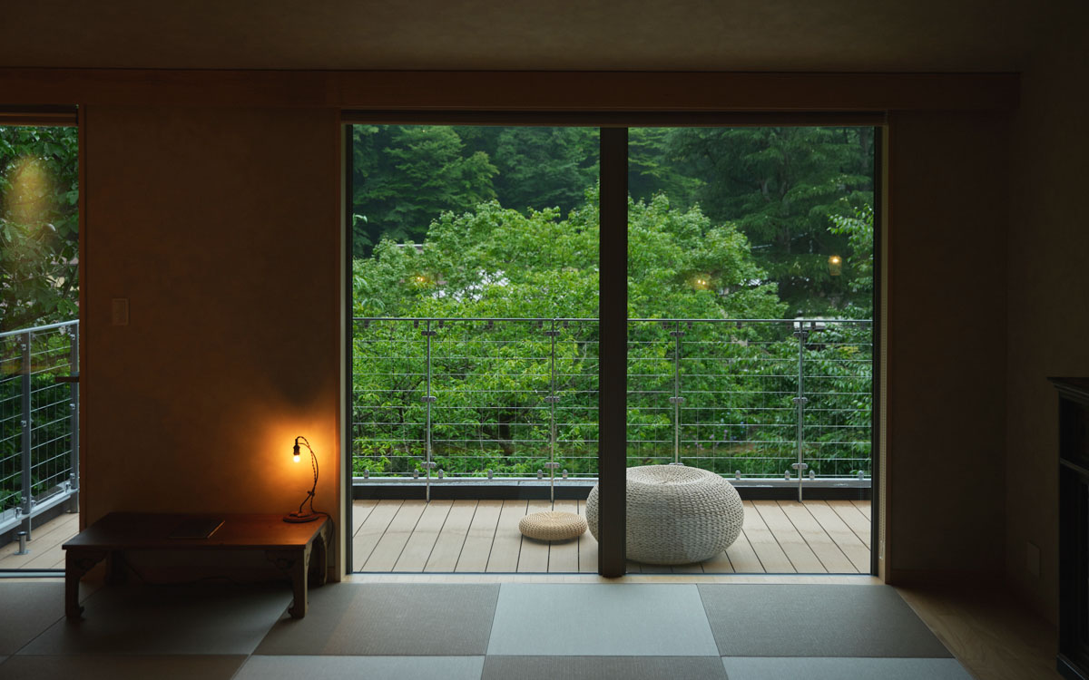 部屋から山並みを眺める