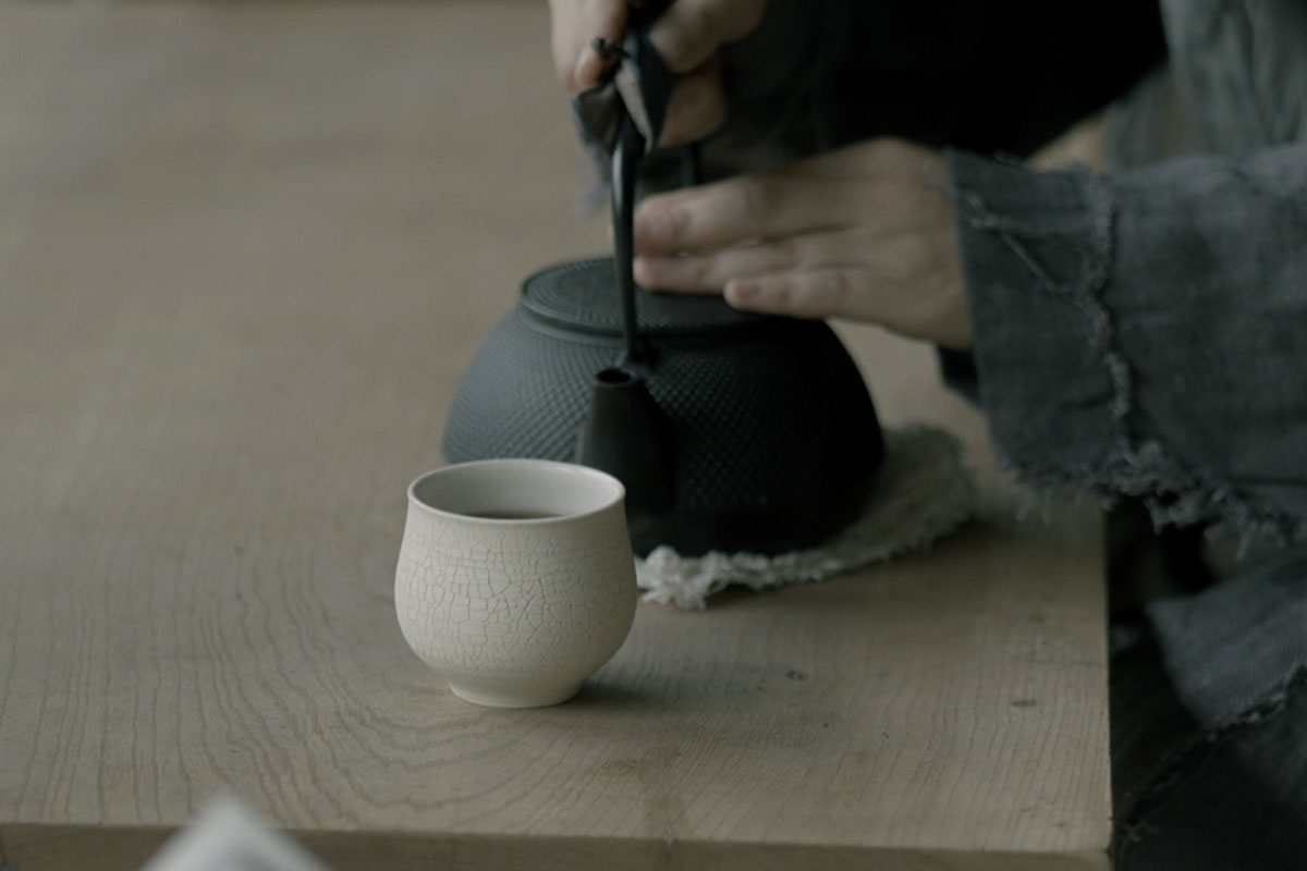 くすしきで野草茶を飲みながら過ごす静かな時間